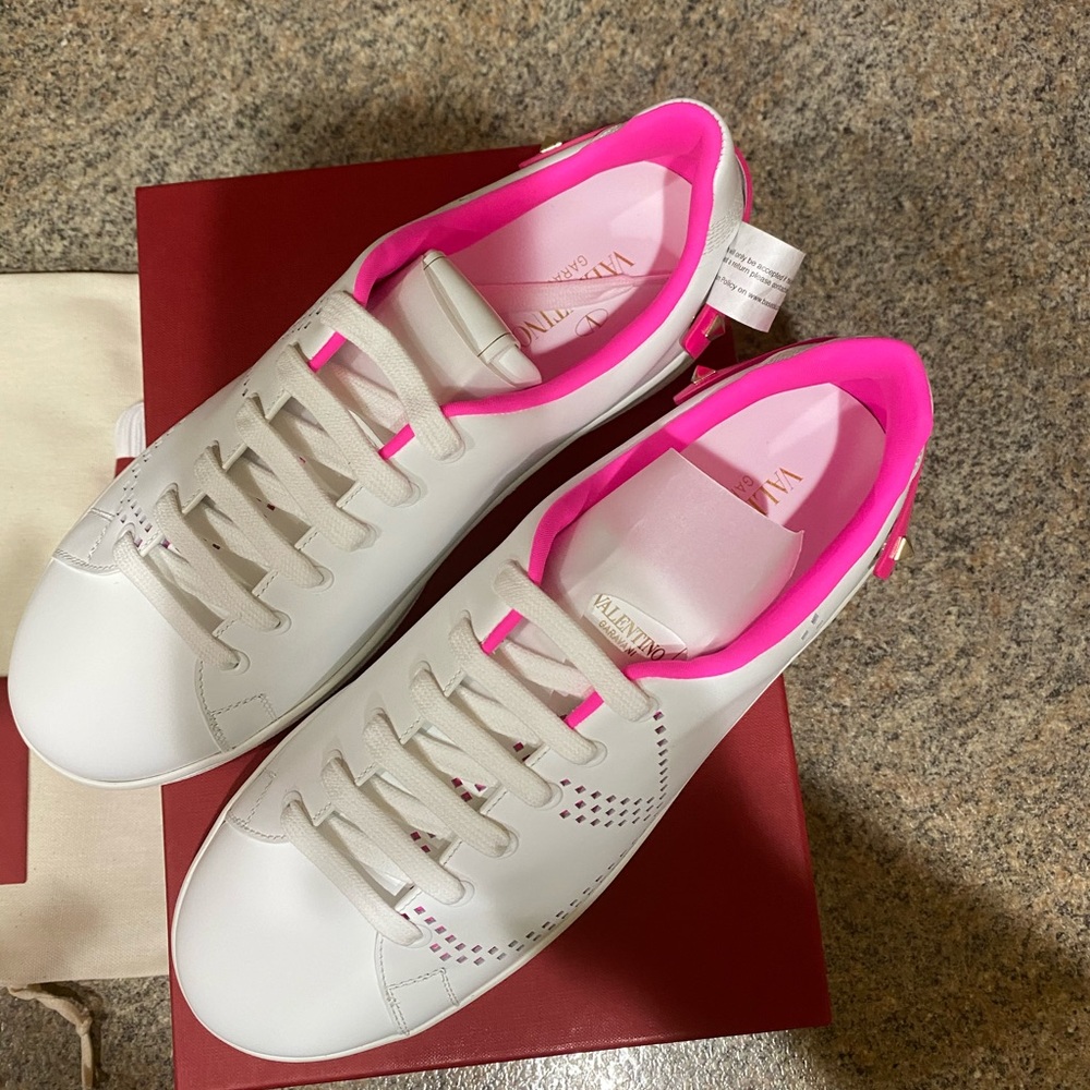 Authentic Valentino Garavani BACKNET sneakers - Picture 2 of 7